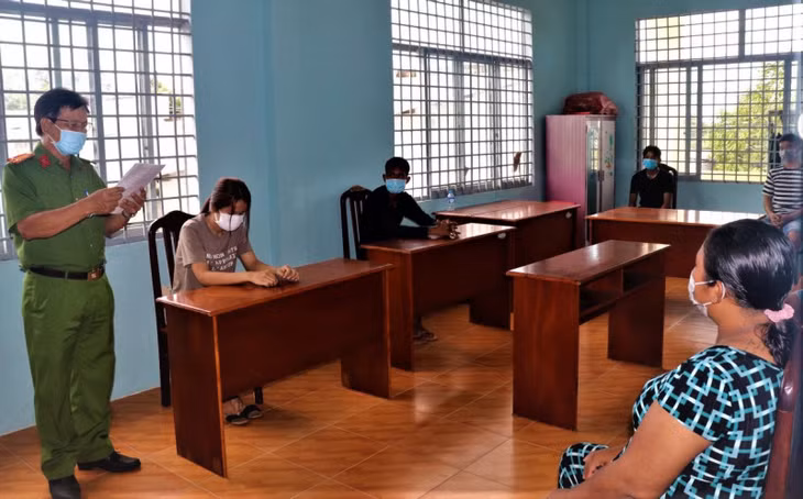 Các đối tượng tụ tập ăn nhậu trong lúc giãn cách xã hội, bị phạt tổng cộng 135 triệu đồng.