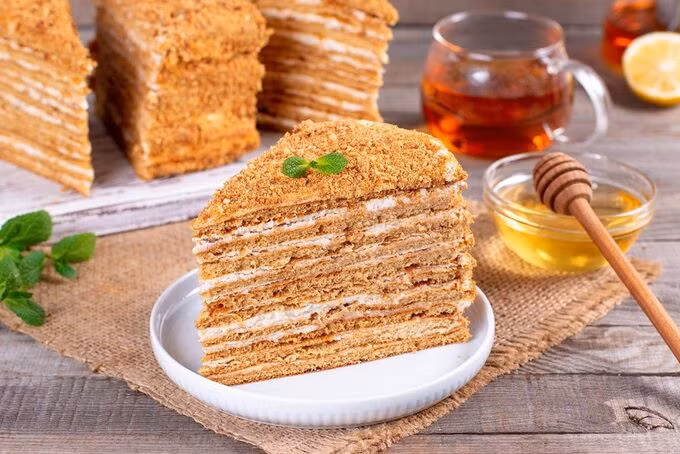 Medovik là một loại bánh mật ong nhiều lớp nổi tiếng của Nga, với cốt bánh là bánh bông lan bình thường. Bánh ẩm, mềm và mượt cũng như ngọt ngào hơn nhờ có thêm mật ong. Một chiếc bánh Medovik được coi là hoàn hảo nếu có đúng 8 lớp bánh và kem xen lẫn. Người ta tin rằng chiếc bánh đầu tiên được xuất hiện vào những năm 1820, để phục vụ cho vợ citủa sa hoàng Alexander I. Ảnh: Abmauri