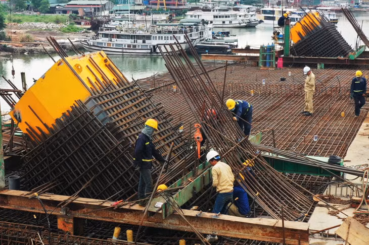 Hiện 2 nhịp 40 còn lại đang được nhà thầu triển khai gia công sắt vòm.