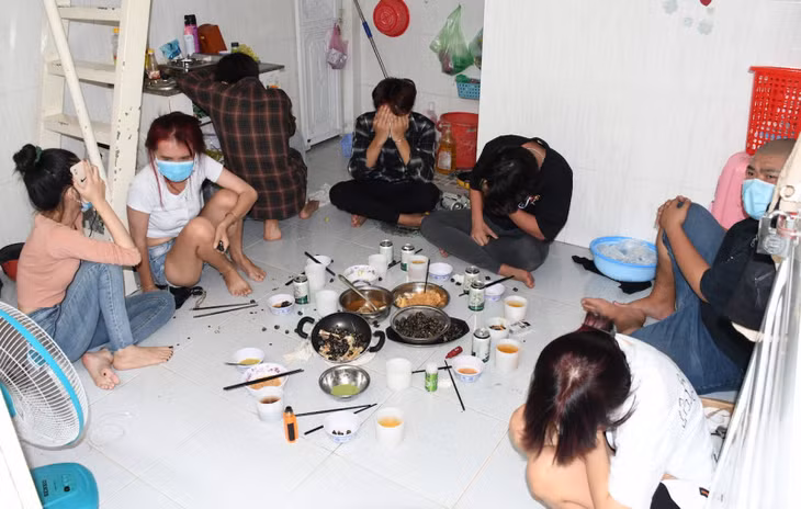 Nhóm 7 thanh niên tụ tập ăn nhậu.