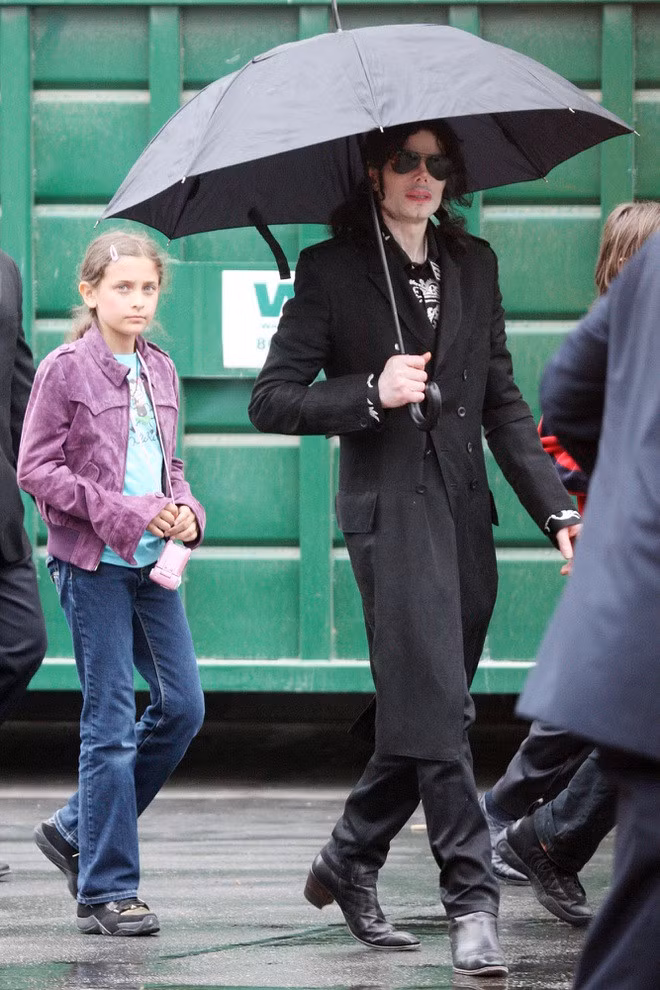 Khi "ông vua nhạc pop" Michael Jackson qua đời hồi tháng 6/2009, Paris Jackson mới 11 tuổi.