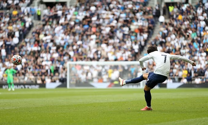Bóng từ cú đá phạt của Son Heung-min bên cánh trái ... Ảnh: Twitter / Premier League