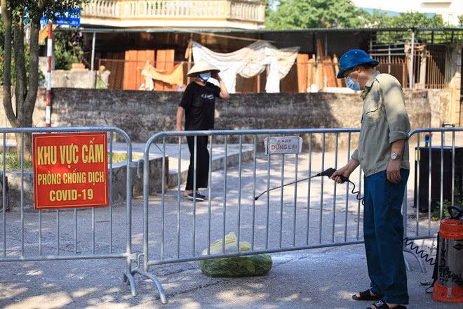 Sau khi nhận hàng nên sử dụng dung dịch khử khuẩn như cồn 70 độ xịt lên bao bì hàng hóa.