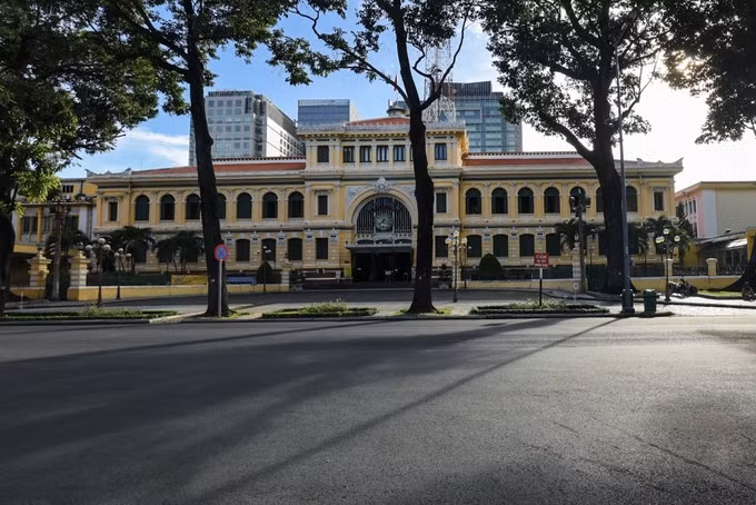 Phía trước bưu điện thành phố trong những ngày giãn cách. Ảnh: Ngô Trần Hải An.