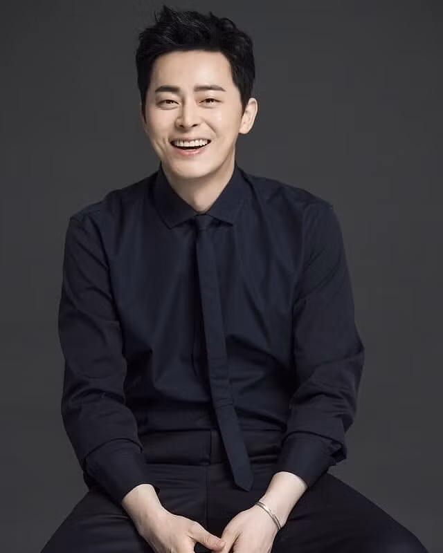 Thành công của hai mùa phim "Hospital Playlist" giúp tên tuổi Jo Jung Suk lên tầm cao mới. Năm qua, anh có 11 hợp đồng quảng cáo, kiếm được 5,5 tỷ won (4,8 triệu USD).
