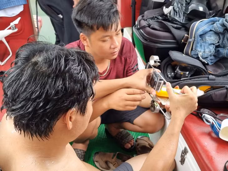 Tự sáng tạo đồ nghề để tác nghiệp dưới nước.