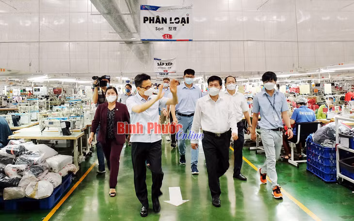 Phó thủ tướng Vũ Đức Đam cùng lãnh đạo tỉnh kiểm tra công tác phòng, chống dịch tại Công ty TNHH New Apparel Far Eastern (Việt Nam), Khu công nghiệp Bắc Đồng Phú.