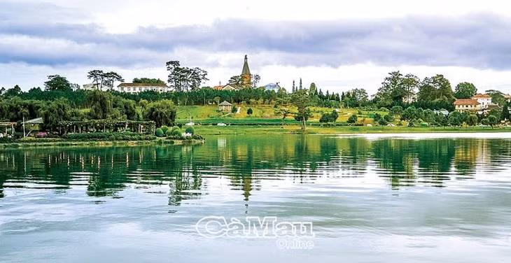 Vẻ đẹp lãng mạn của hồ Xuân Hương, địa điểm được nhiều cặp tình nhân hẹn hò.