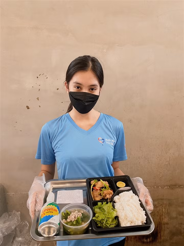 Hoa hậu Tiểu Vy đón tuổi mới một cách rất ý nghĩa.