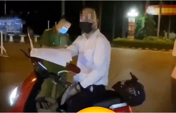 Người đàn ông tự xưng tiến sĩ chửi bới, chống đối cán bộ trực chốt COVID-19 - Ảnh 1.