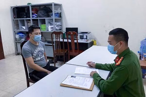 Bắt Chủ tịch hội đồng quản trị trốn truy nã trong mùa dịch ở Hà Nội Bắt Chủ tịch hội đồng quản trị trốn truy nã trong mùa dịch ở Hà Nội