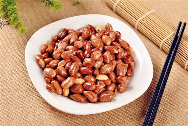 Người cao tuổi nên sử dụng dầu thực vật, mỡ cá, các hạt chứa dầu (lạc, vừng, mè, hạt hướng dương...)