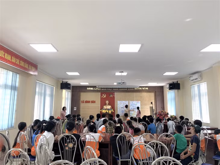 Trung tâm Công tác xã hội tỉnh tổ chức các hoạt động trang bị kỹ năng sống cho trẻ có hoàn cành đặc biệt và trẻ có nguy cơ rơi vào hoàn cảnh đặc biệt tại xã Bình Dân, huyện Vân Đồn.