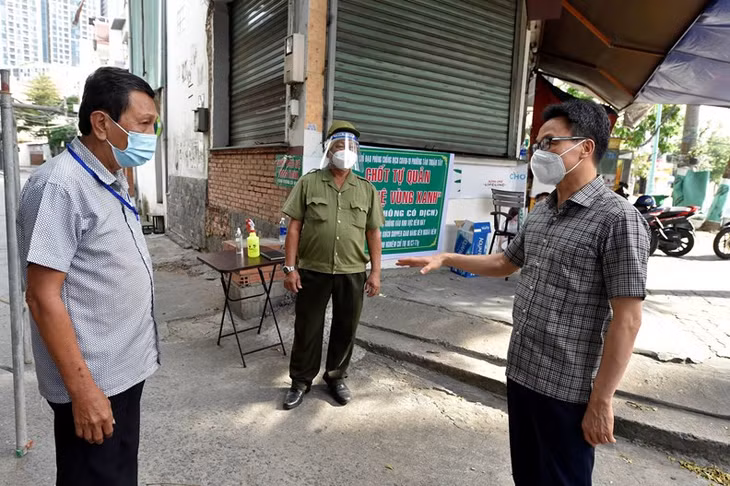 Phó Thủ tướng Vũ Đức Đam thăm chốt tự quản vùng xanh Quận 7, chiều 6/8. Ảnh: VGP/Đình Nam