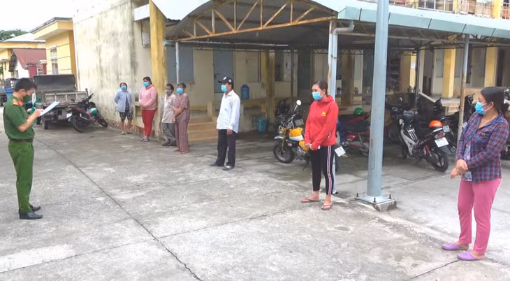 Nhóm 7 người tụ tập đánh bạc bị đưa về trụ sở Công an.