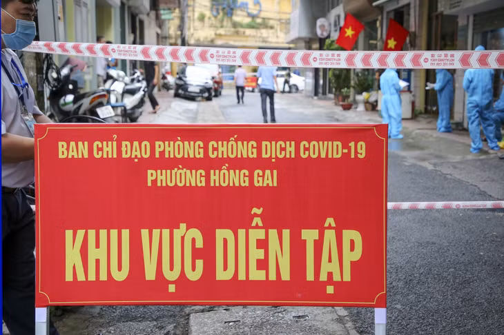 Ngay đầu giờ sáng, Ban chỉ đạo phòng chống Covid-19 phường Hồng Gai đã tập trung, cùng lên các phương án giả định.