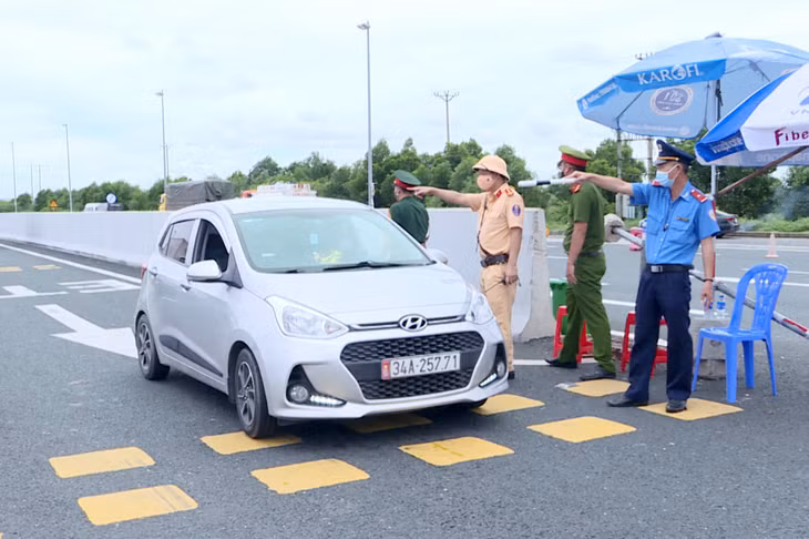 Lực lượng chức năng phân luồng giao thông tại Chốt kiểm soát dịch Covid-19 cầu Bạch Đằng (TX Quảng Yên).