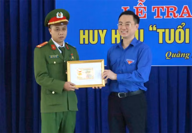 Đồng chí Hoàng Văn Hải, Bí thư Tỉnh đoàn trao tặng huy hiệu “Tuổi trẻ dũng cảm” của Trung ương Đoàn cho Thượng úy Trần Quang.