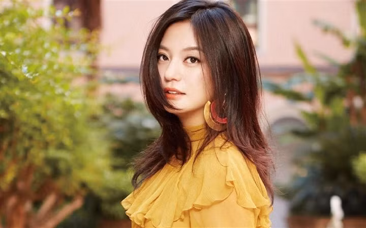 Những ngày qua, Triệu Vy bất ngờ bị cắt khỏi toàn bộ các bộ phim thuộc dạng kinh điển mà cô từng tham gia. Cô cũng nằm trong danh sách những nghệ sĩ đang bị cơ quan chức năng chuẩn bị xử lý. Đây được coi là động thái bước đầu của giới chức Trung Quốc trong chiến dịch chấn chỉnh lại môi trường nghệ thuật ở nước này. Có thông tin Trung Quốc sẽ áp dụng hàng loạt các biện pháp cứng rắn đối với các nghệ sĩ bắt đầu tháng 9 tới.