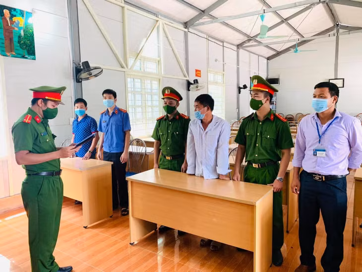 Cơ quan Cảnh sát điều tra Công an huyện Sông Mã thi hành lệnh bắt Trần Văn Học.