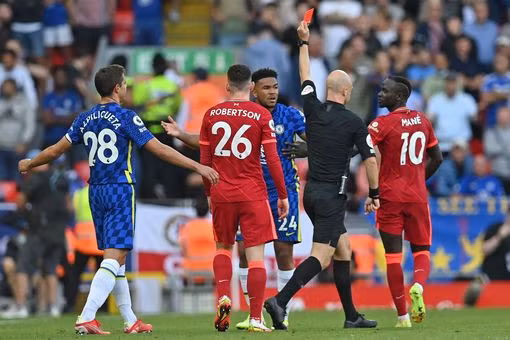 Reece James lĩnh thẻ đỏ vào cuối hiệp một.