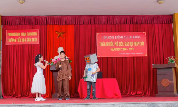 Trường Tiểu học Cẩm Thủy (TP Cẩm Phả) tổ chức thi tìm hiểu pháp luật cho học sinh bằng hình thức sân khấu hoá, ngày 2/11/2020. Ảnh: Thanh Hoa