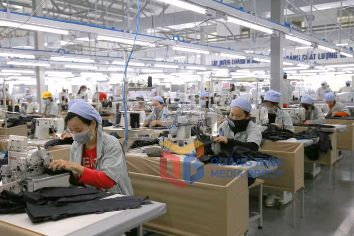 Sản xuất quần áo xuất khẩu tại Công ty TNHH Hoa Lợi Đạt Việt Nam (12-2018). Ảnh: Hữu Việt