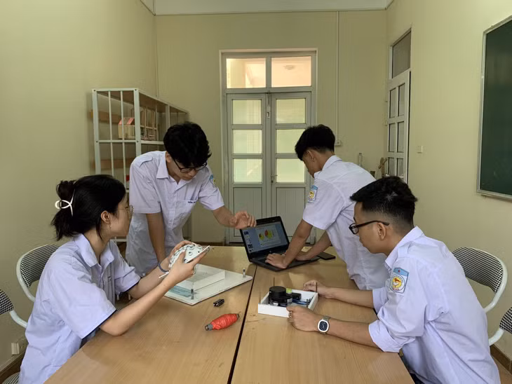 Nhóm học sinh Trường THPT Cẩm Phả thử nghiệm sản phẩm thiết bị hỗ trợ giảng dạy môn giáo dục quốc phòng - Nội dung ném lựu đạn xa trúng đích.