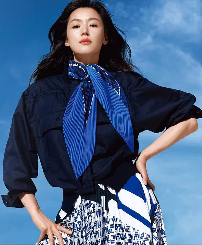 Jeon Ji Hyun kiếm được 20 tỷ won (17,4 triệu USD), xếp thứ ba. Cô làm đại sứ cho nhiều thương hiệu thời trang, mỹ phẩm. Ảnh: Fila.