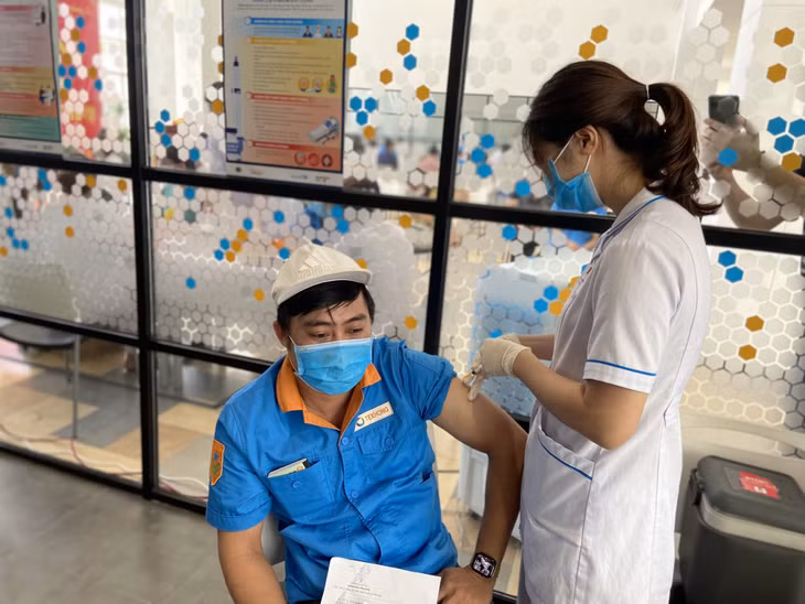 Công nhân Công ty TNHH Khoa học Kỹ thuật Texhong Ngân Hà (KCN Cảng biển Hải Hà) được tiêm vắc-xin phòng Covid-19.