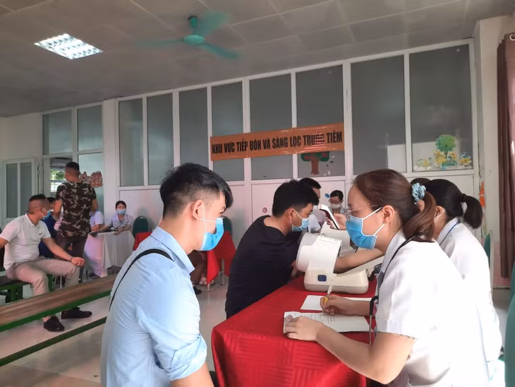 Công tác sàng lọc trước tiêm được thực hiện đúng quy trình tại điểm tiêm Bệnh viện Sản Nhi Quảng Ninh.