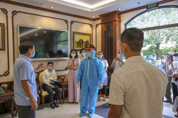 Cán bộ ban chỉ đạo xử lý tình huống mất an ninh trật tự trong khu cách ly.
