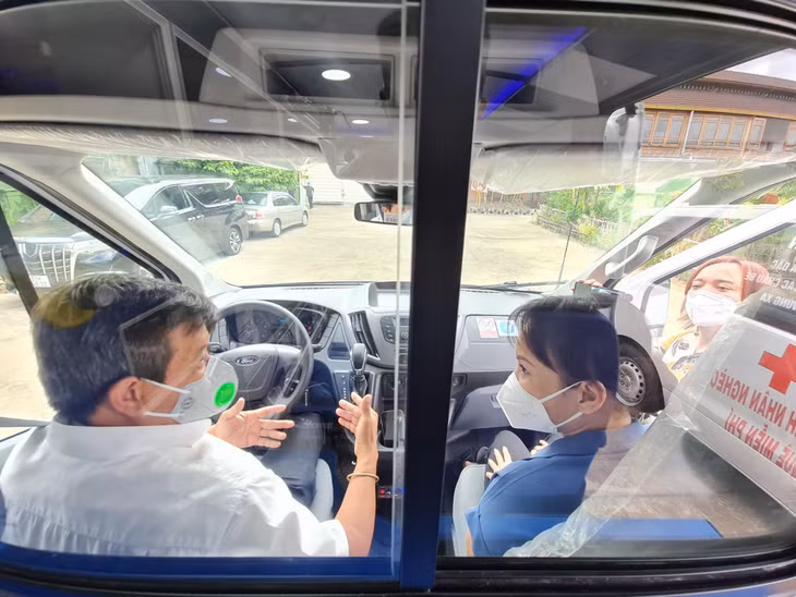 Nghệ sĩ Việt Hương bàn giao xe cứu thương mới cho ông Đoàn Ngọc Hải ảnh 3 Nghệ sĩ Việt Hương bàn giao xe cứu thương mới cho ông Đoàn Ngọc Hải ảnh 3