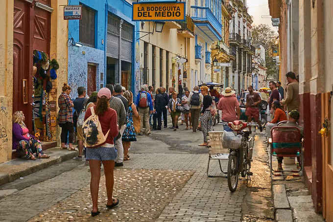 Nhiều du khách cho rằng chia sẻ của người dân Cuba về việc tìm ra người xếp hàng cuối cùng bằng cách nói "el ultimo" thật sự là một bí kíp hay. Ảnh: Flickr