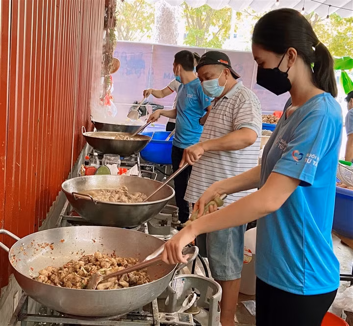 Hoa hậu Tiểu Vy đứng bếp nấu cơm cho đội ngũ tuyến đầu chống dịch tại TP.HCM.