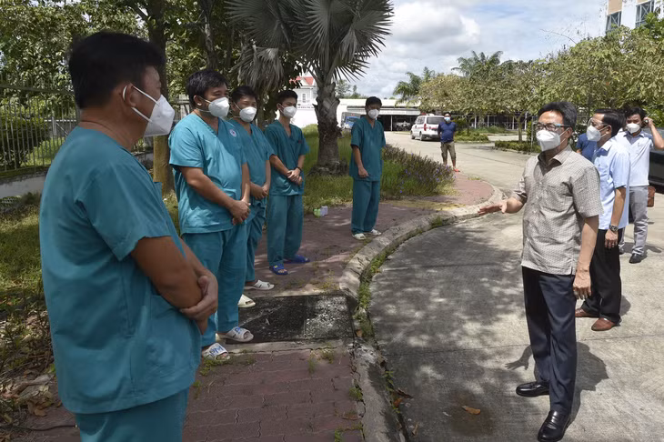 Phó Thủ tướng Vũ Đức Đam động viên các y, bác sĩ Bệnh viện Đa khoa khu vực Hậu Nghĩa vừa hoàn thành kíp trực giữ gìn sức khỏe, bảo đảm an toàn, không để lây nhiễm chéo trong điều trị - Ảnh: VGP/Đình Nam