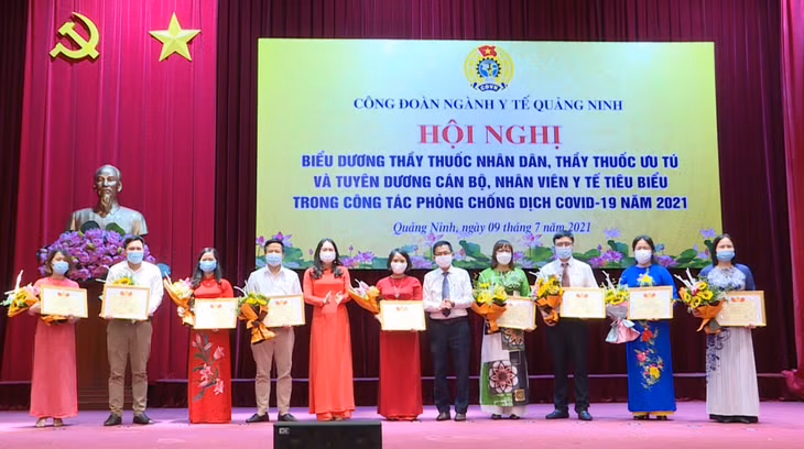 Công đoàn ngành Y tế tỉnh tuyên dương cán bộ, nhân viên y tế tiêu biểu trong công tác phòng, chống dịch Covid-19 năm 2021.