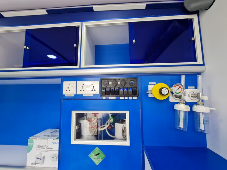 Nghệ sĩ Việt Hương bàn giao xe cứu thương mới cho ông Đoàn Ngọc Hải ảnh 8 Nghệ sĩ Việt Hương bàn giao xe cứu thương mới cho ông Đoàn Ngọc Hải ảnh 8