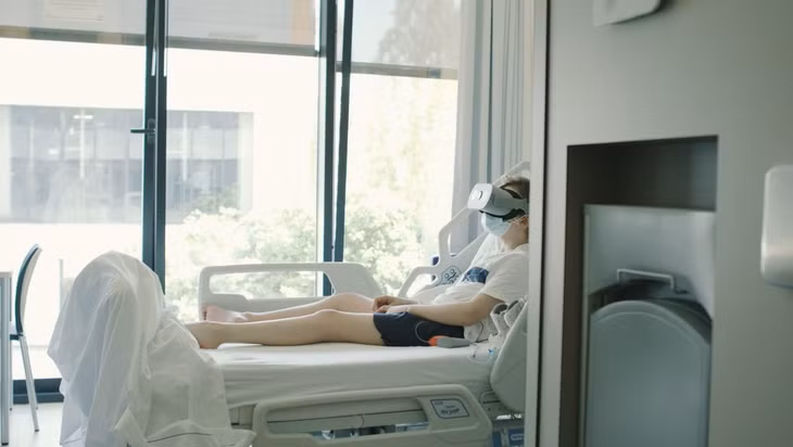 Bệnh viện Đại học Anvers của Bỉ đang thử nghiệm sử dụng kính thực tế ảo giúp mang lại thoải mái cho bệnh nhân COVID-19 nằm viện. Ảnh: Telenet Press