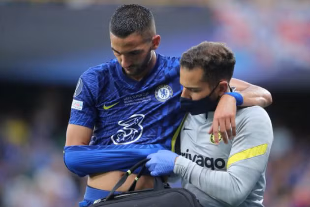Ziyech bị đau ở cánh tay phải và buộc rời sân khi hiệp 1 chưa khép lại.