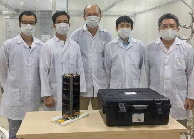 Vệ tinh NanoDragon chuẩn bị được chuyển đi Nhật Bản để bàn giao, chuẩn bị phóng lên vũ trụ. Ảnh: VNSC
