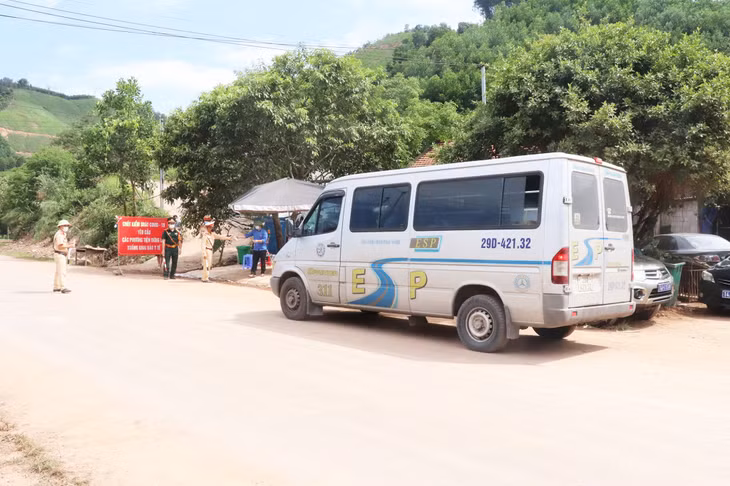 Chốt kiểm soát người và phương tiện ra vào địa bàn tỉnh tại Km81, quốc lộ 4B, đoạn qua xã Điền Xá, huyện Tiên Yên.