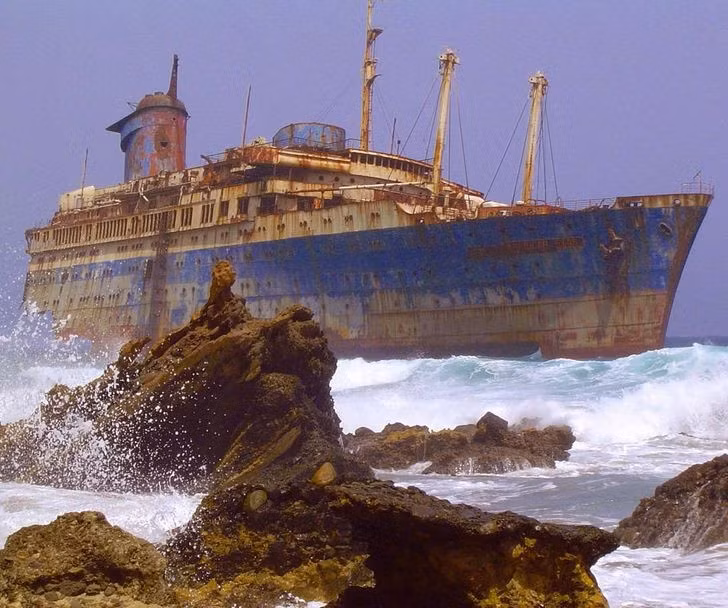 Một con tàu bị bỏ hoang gần Fuerteventura, Quần đảo Canary.