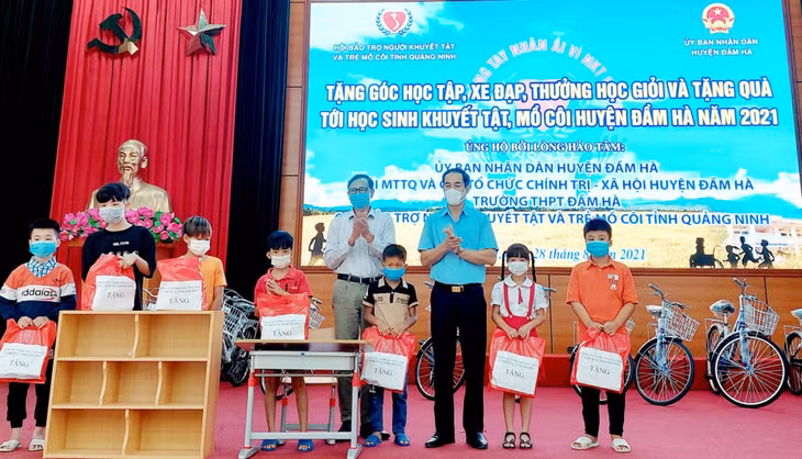 Lãnh đạo Hội Bảo trợ NKT-TMC tỉnh và MTTQ và tổ chức chính trị xã hội huyện Đầm Hà trao tặng