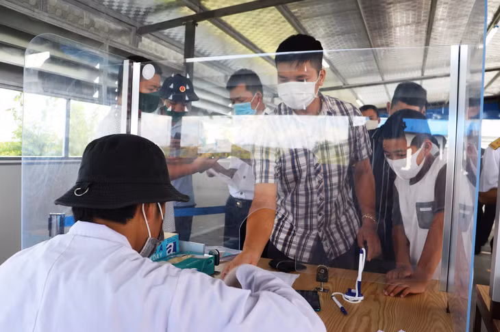 Anh Phạm Tuấn Đạt, phường Mông Dương, TP Cẩm Phả, đưa con từ Thái Bình về Mông Dương (TP Cẩm Phả) chuẩn bị cho năm học mới.