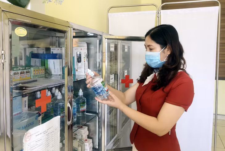 Kiểm tra vật tư y tế tại Trường THCS Mạo Khê 2.