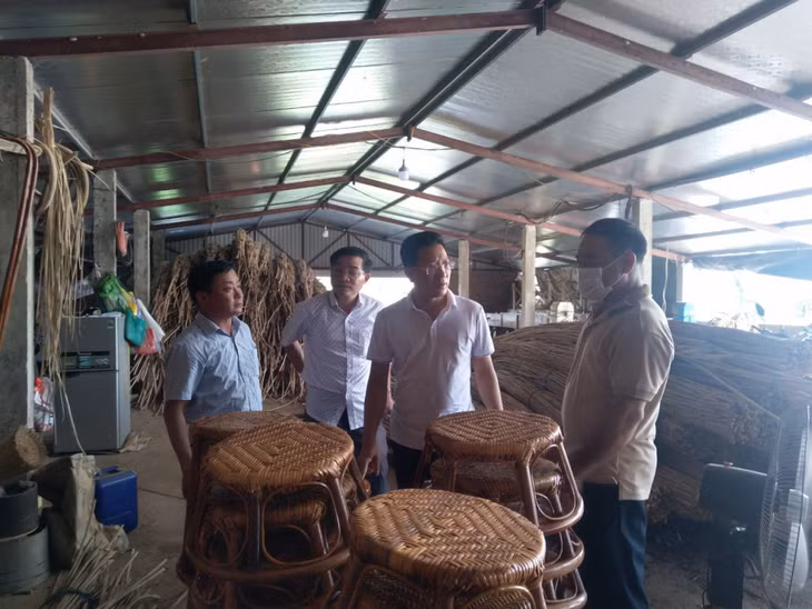 Lãnh đạo HND tỉnh tham quan mô hình sản xuất kinh doanh nghề mây tre đan của hội viên HND huyện Tiên Yên.