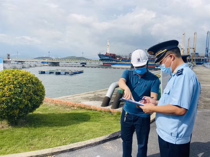 Cán bộ Chi cục Hải quan Hòn Gai kiểm tra hoạt động XNK xăng dầu tại Công ty Xăng dầu B12.