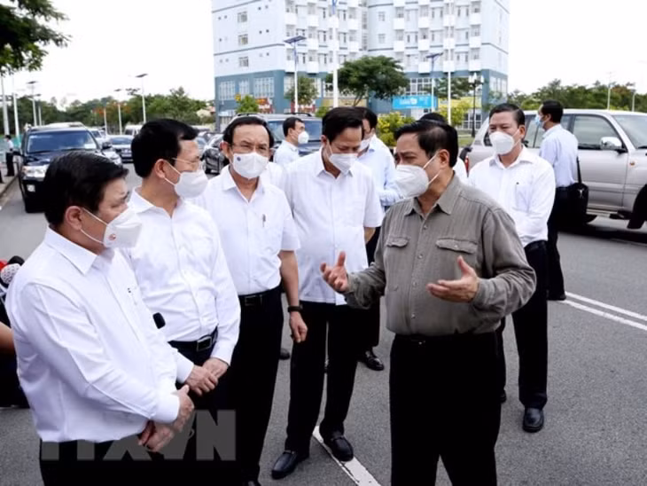 Thủ tướng Phạm Minh Chính kiểm tra công tác phòng, chống dịch Covid-19 tại TP Hồ Chí Minh. (Ảnh: TTXVN)