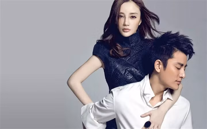 Bên cạnh sự nghiệp, Lý Tiểu Lộ còn khiến nhiều người ghen tỵ khi có cuộc hôn nhân hạnh phúc với nam diễn viên Giả Nãi Lượng. Cả hai có chung một cô công chúa nhỏ. Tuy nhiên, vào năm 2018, scandal ngoại tình của Lý Tiểu Lộ bùng phát. Kể từ đó, cô không được tham gia vào bất cứ chương trình truyền hình hay tác phẩm điện ảnh nào. Lý Tiểu Lộ từng livestream bán hàng trên trang cá nhân. Tuy nhiên, ngay sau đó cô nhận được lệnh cấm từ phía các cơ quan quản lý Trung Quốc. Lý Tiểu Lộ mất cả sự nghiệp, gia đình. Con đường quay trở lại showbiz của nữ diễn viên gần như đã bị cắt đứt.